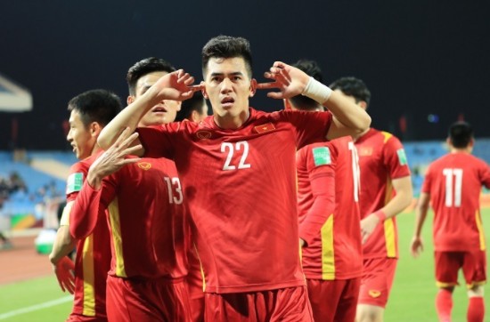 Hạ Trung Quốc, tuyển Việt Nam vững top 100 của FIFA