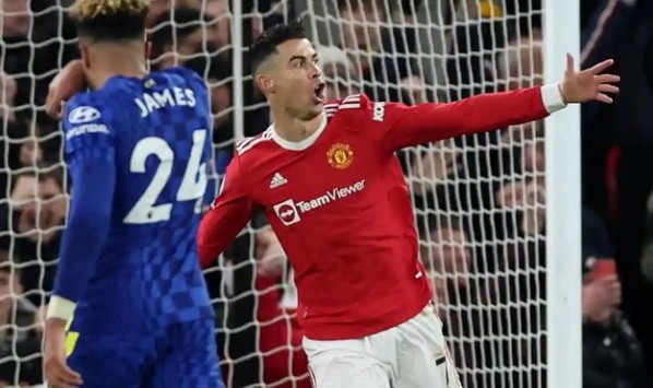 Ronaldo giúp MU thoát thua, như thường lệ Keane và Neville lại… chê đội bóng cũ