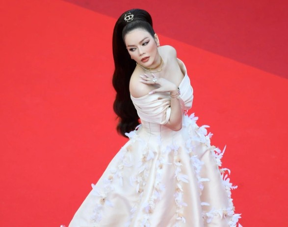 Lý Nhã Kỳ xuất hiện với diện mạo vàng đeo đầy cổ tại thảm đỏ Cannes