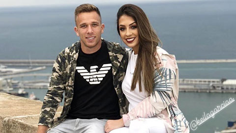 Arthur Melo đến Liverpool kéo theo nàng WAG đa tài