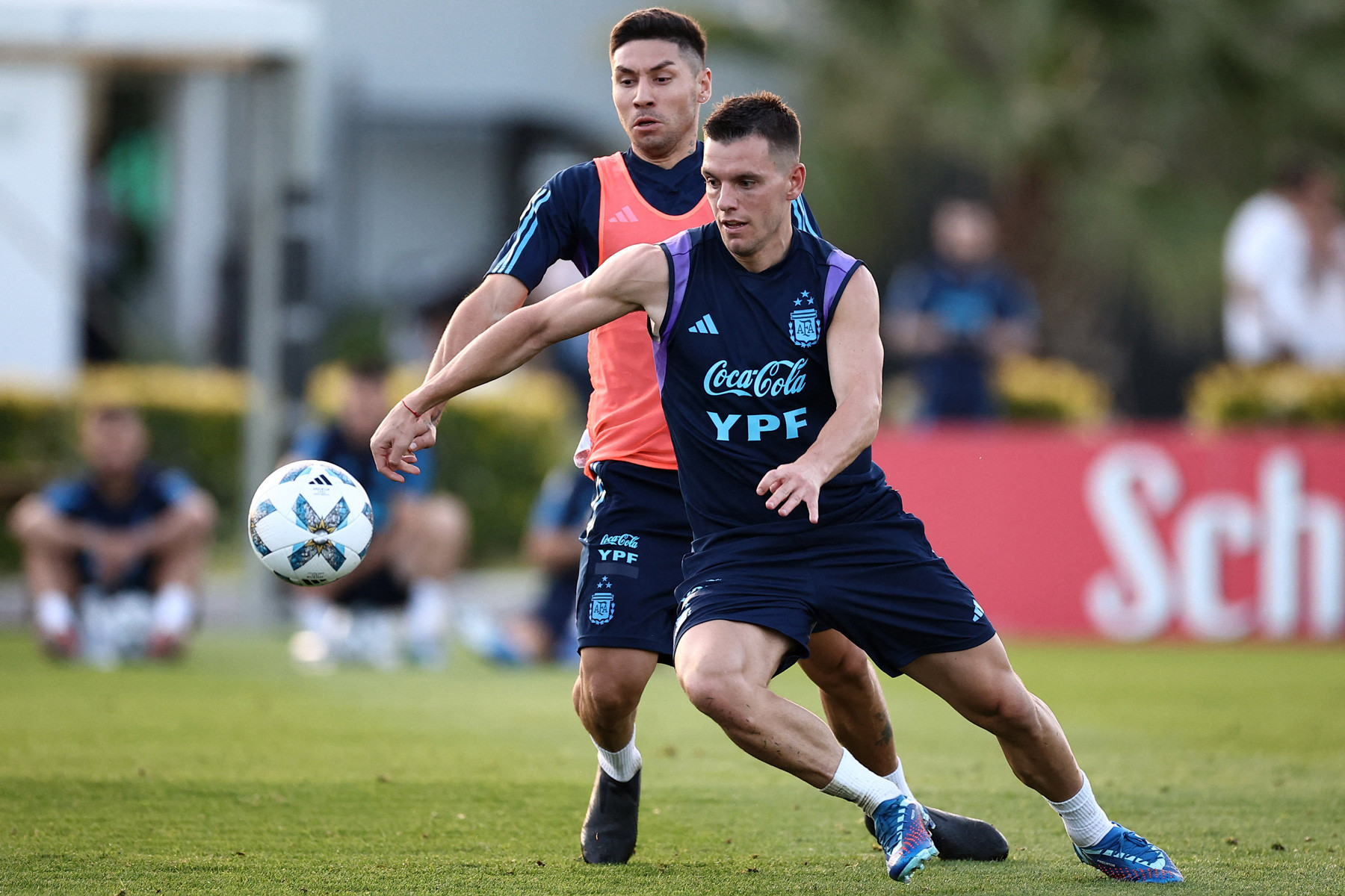 MU tiến gần ký Todibo, Liverpool ưu tiên Chiesa