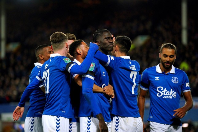 Everton được Ngoại hạng Anh giảm án phạt, sáng cửa trụ hạng