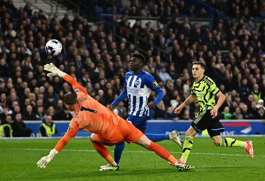 Arsenal lên đỉnh bảng xếp hạng Premier League