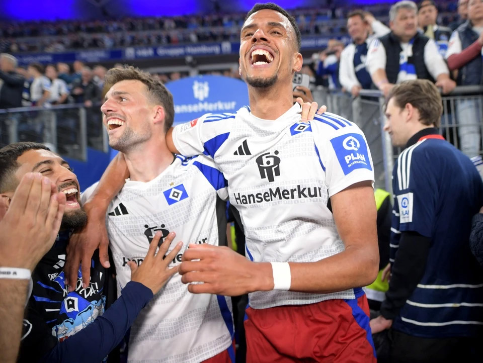 Biển người ăn mừng Hambuger trở lại Bundesliga sau 8 năm