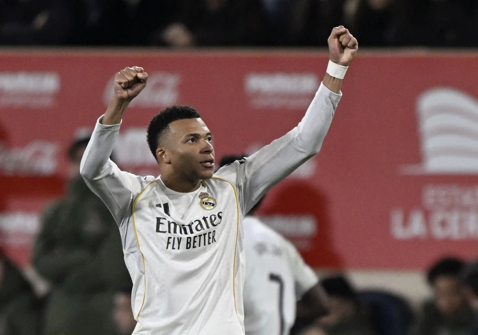 Real Madrid tạm chiếm ngôi đầu của Barcelona