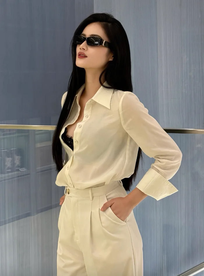 Ý Nhi diện sơ mi trắng buông cúc hững hờ