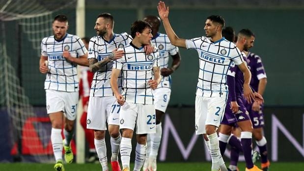 Inter lên đỉnh Serie A